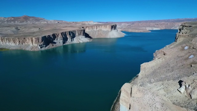 宁静的大蓝山湖和沙漠地形。视频素材