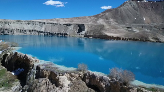 向上倾斜的蓝色湖盆。视频素材