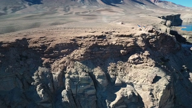 汽车在偏僻的山路上行驶时会产生尘土。视频素材