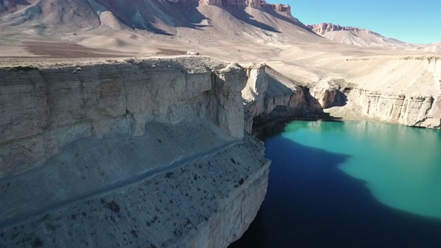 壮丽的蓝色湖泊与山的背景。视频素材