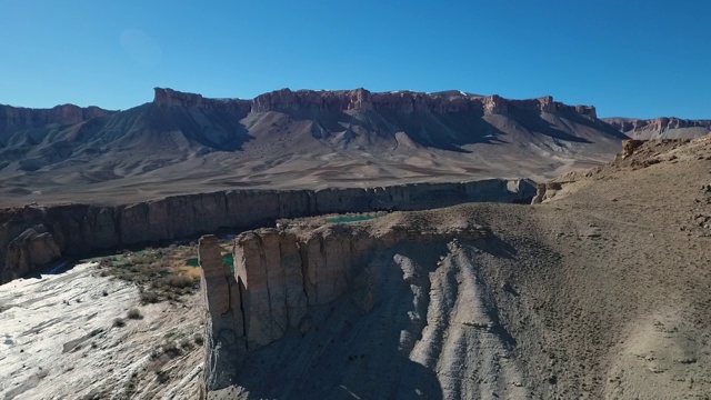 干旱的石灰华悬崖的空中景观。视频素材