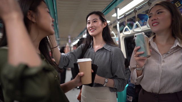 美丽的台湾女人站在地铁里视频素材