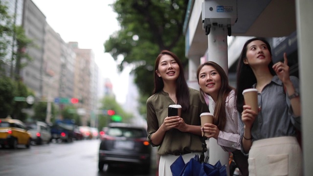 台湾女性朋友在雨中等公共汽车视频素材