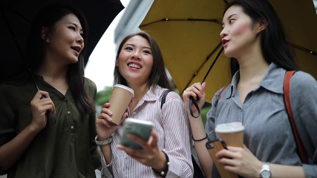 三个中国女性朋友在雨天心情好视频素材