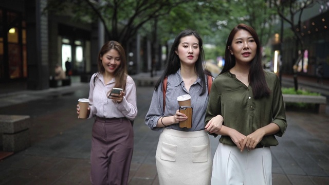 三个现代女孩在春日散步视频素材