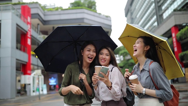 女孩们在雨中嬉戏视频素材