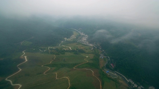 中国安康日出时小村庄和山路鸟瞰图。视频素材