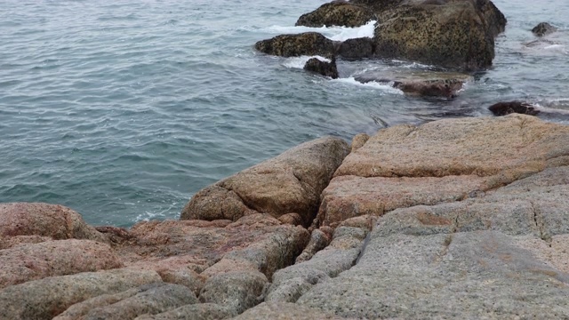 万山岛的海浪拍打着岩石，中国广东珠海视频素材