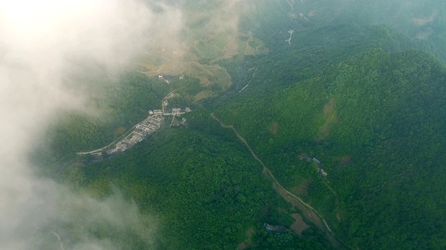 中国安康日出时小村庄和山路鸟瞰图。视频素材