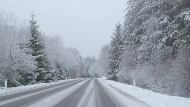 冬季驾驶-驾驶在一个下雪的乡村道路- POV拍摄视频素材