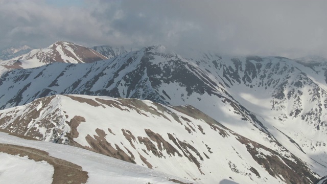 无人机俯瞰高山雪景视频素材