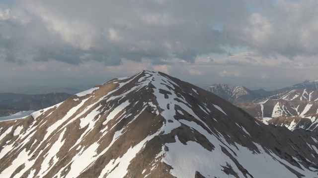 无人机俯瞰高山雪景视频素材