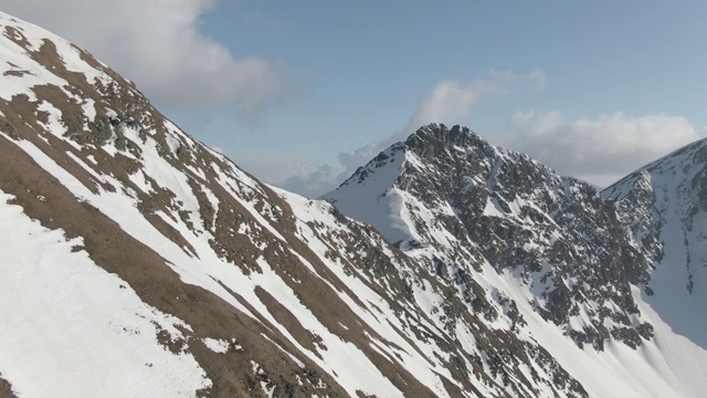 无人机俯瞰高山雪景视频素材