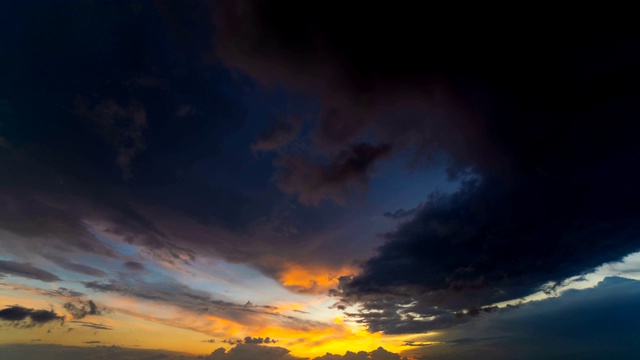 美丽的云流在夕阳的背景上。时间流逝视频素材