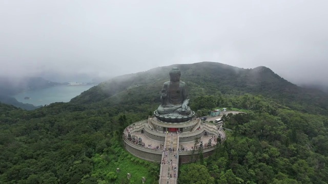 多雾多云的大佛无人机电影，昂坪360，香港视频素材