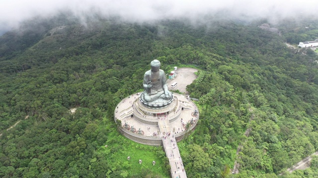 多雾多云的大佛无人机电影，昂坪360，香港视频素材