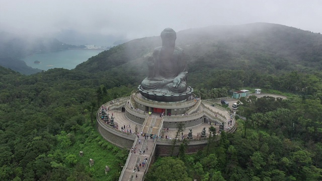 多雾多云的大佛无人机电影，昂坪360，香港视频素材