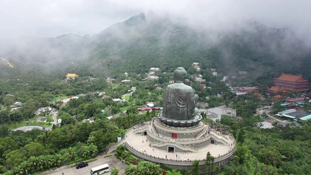 多雾多云的大佛无人机电影，昂坪360，香港视频素材