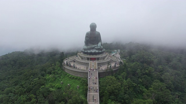 多雾多云的大佛无人机电影，昂坪360，香港视频素材