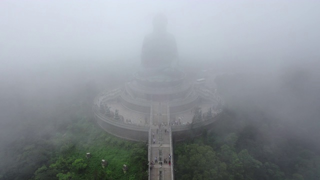 多雾多云的大佛无人机电影，昂坪360，香港视频素材