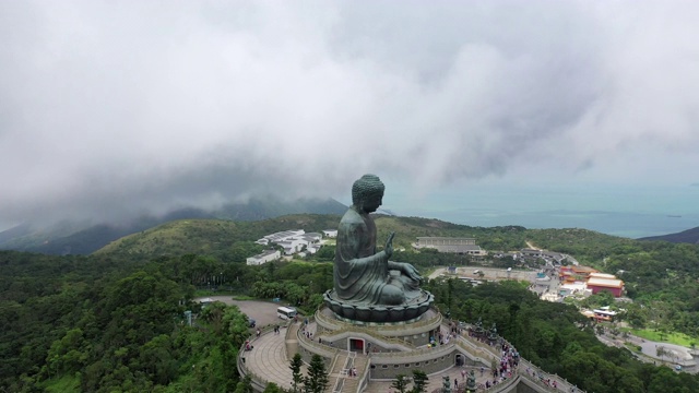 多雾多云的大佛无人机电影，昂坪360，香港视频素材