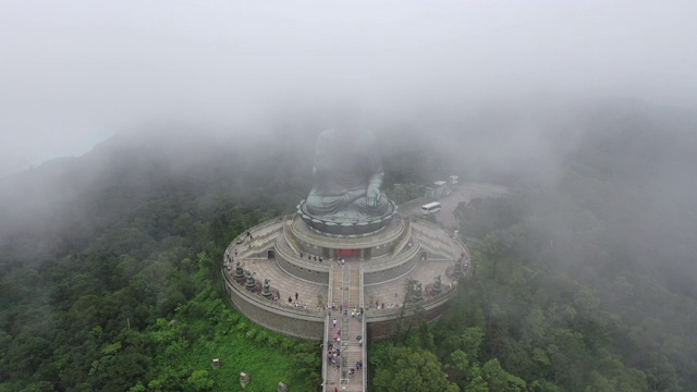 多雾多云的大佛无人机电影，昂坪360，香港视频素材