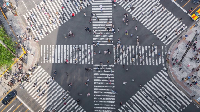 4K延时:日本东京银座人行横道十字路口行人和车流鸟瞰图。视频素材