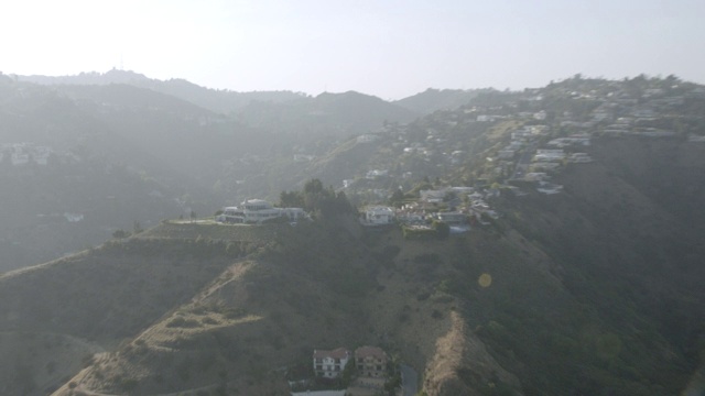 大型山顶多层大厦或庄园的高空。洛杉矶或好莱坞山的上层阶级地区。悬崖，邻近的房子，树木，草，山。视频素材