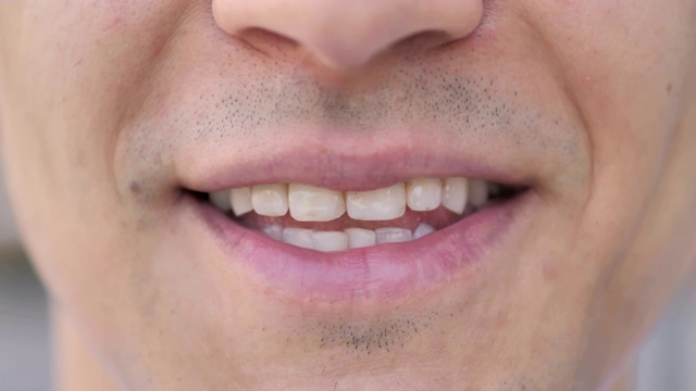 年轻人微笑的特写视频素材画面1
