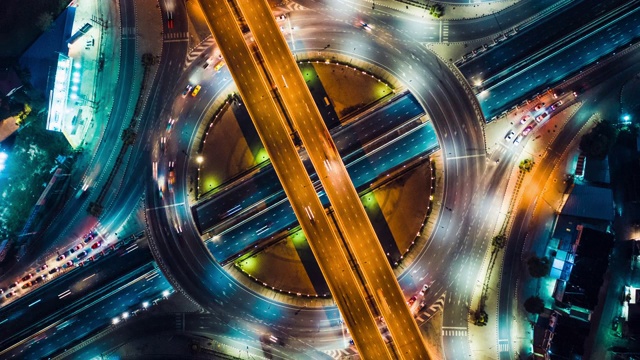 Top view hyperlapse time-lapse of car traffic at circle roundabout, 4K UHD drone zoom out aerial shot。陆地交通，城市城市景观，或先进的交通技术概念视频素材