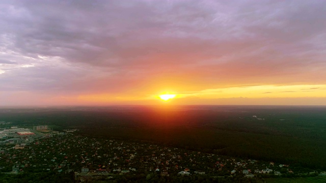 在明亮的夕阳背景下，在城镇上空飞行视频素材