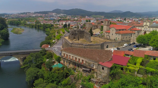 空中向前:卡瓦多河岸上的建筑，公爵宫殿和繁忙的桥-葡萄牙巴塞罗那视频素材