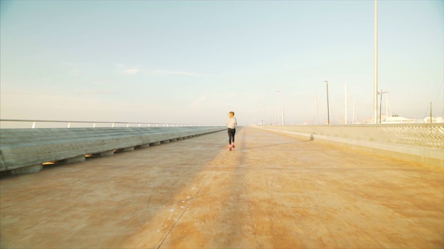 女人活跃在清晨跑步。视频素材