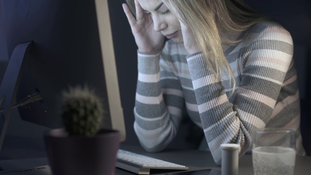 得了流感的女人晚上吃阿司匹林视频素材