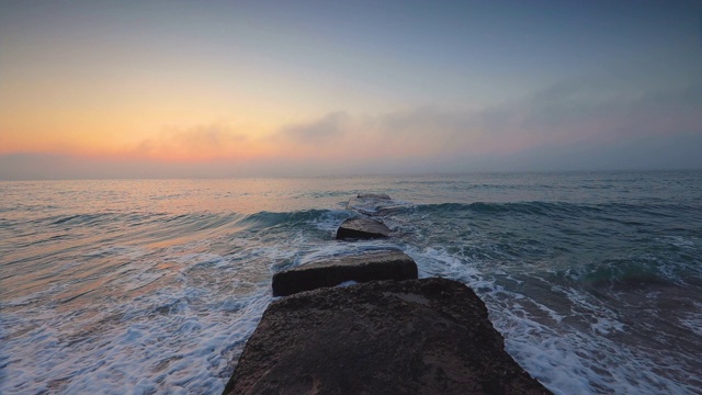 海面上日出，沙滩上飞溅的浪花在沙滩上跳舞视频素材