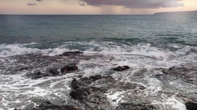 海浪冲击着熔岩岩石视频素材