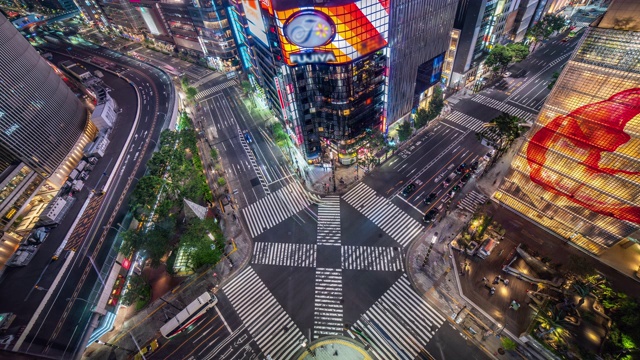 4K架空T/L银座路十字路口晚上人群和汽车在东京，日本视频素材