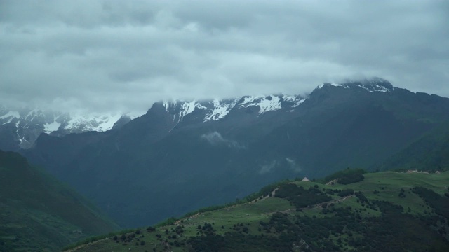 平视:中国昌平沟雨云下的四姑娘山视频素材