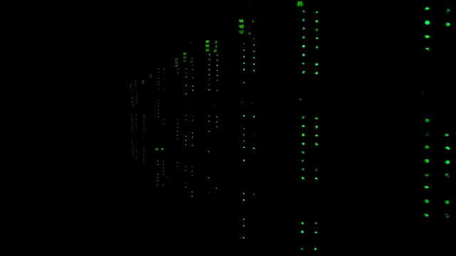 有绿色闪烁灯和数字的计算机服务器室视频下载