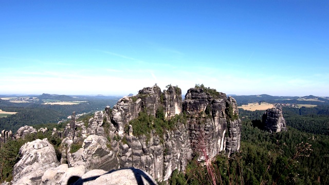 陡峭的攀爬岩石与高山森林，砂岩山，相机滑块视频素材