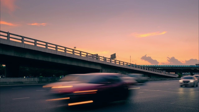 4k，时间流逝日落时的道路交通。视频素材