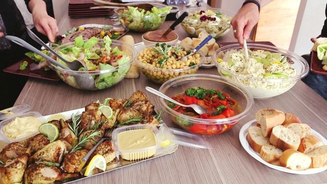 冷自助餐的接待桌。视频素材画面1