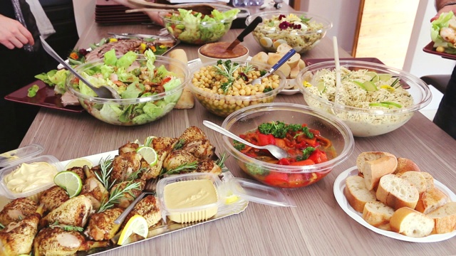 冷自助餐的接待桌。视频素材画面3