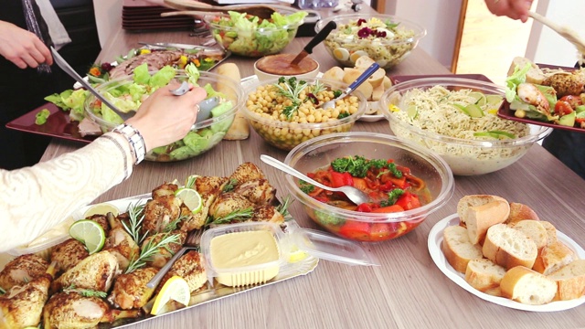 冷自助餐的接待桌。视频素材画面4