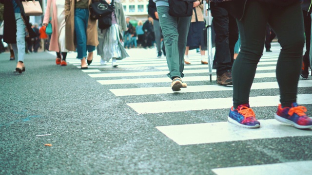 人们在涉谷过马路视频素材画面2
