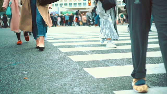 人们在涉谷过马路视频素材画面3