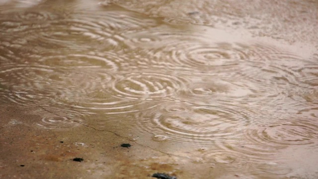 雨滴落在地上视频素材