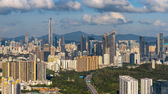 T/L MS HA ZI Shenzhen skyline with moving clouds/深圳，中国视频素材