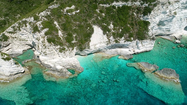 靠近岩石海岸的清澈海水的海湾视频素材