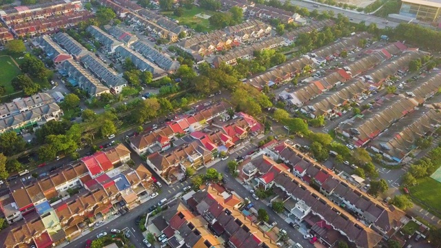 日落时无人机拍摄的住宅区视频素材